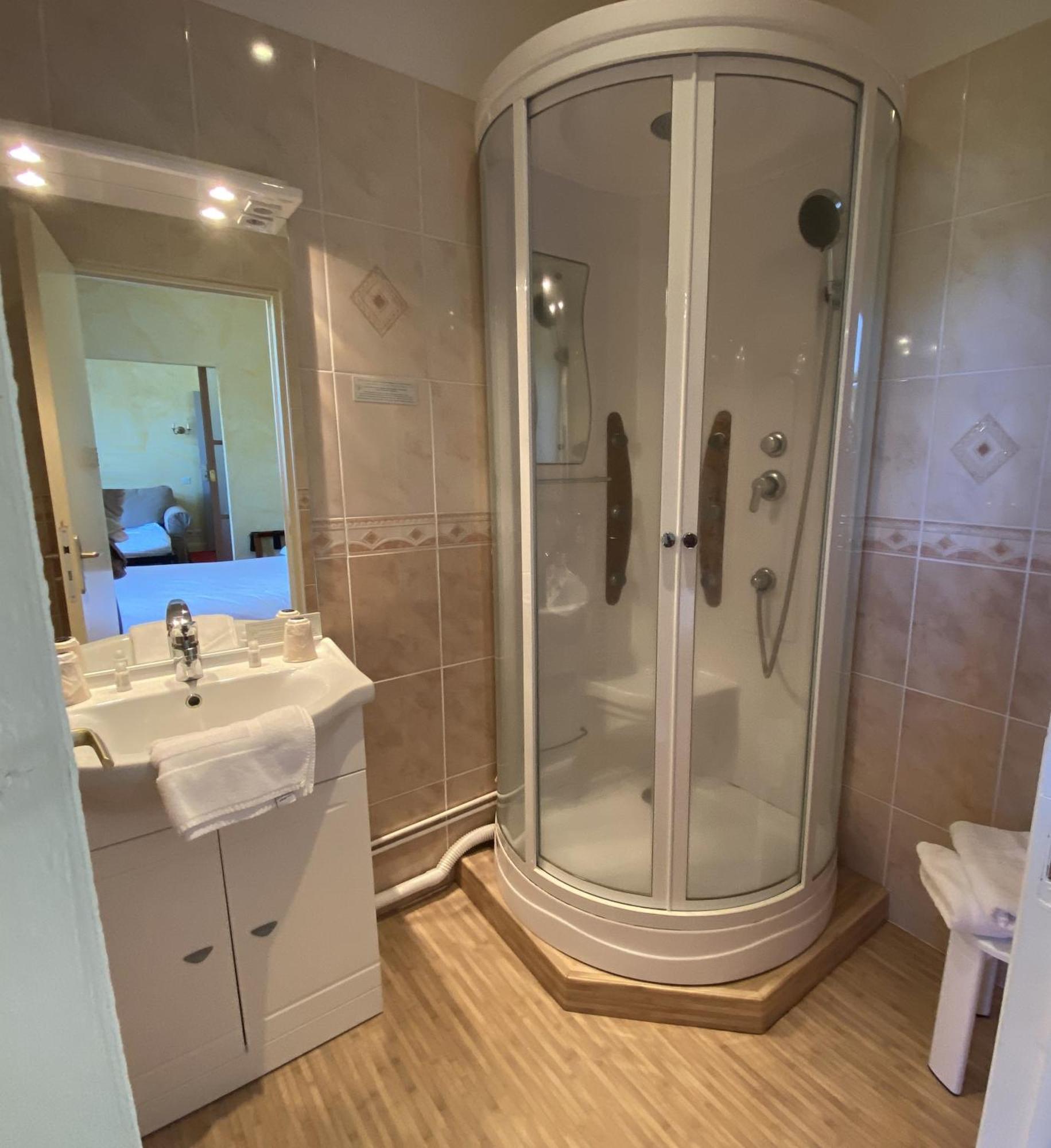 Hotel Beausejour Vic-sur-Cère Quarto foto